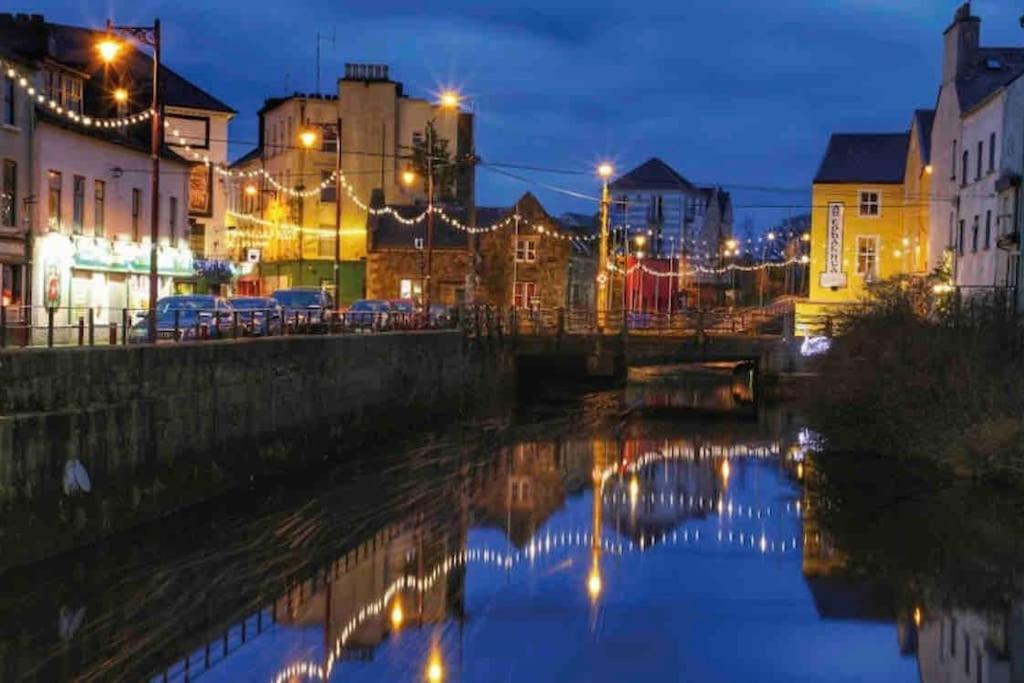 Modern Canal View Home, In City Centre, Sleeps 8 Galway Exterior foto